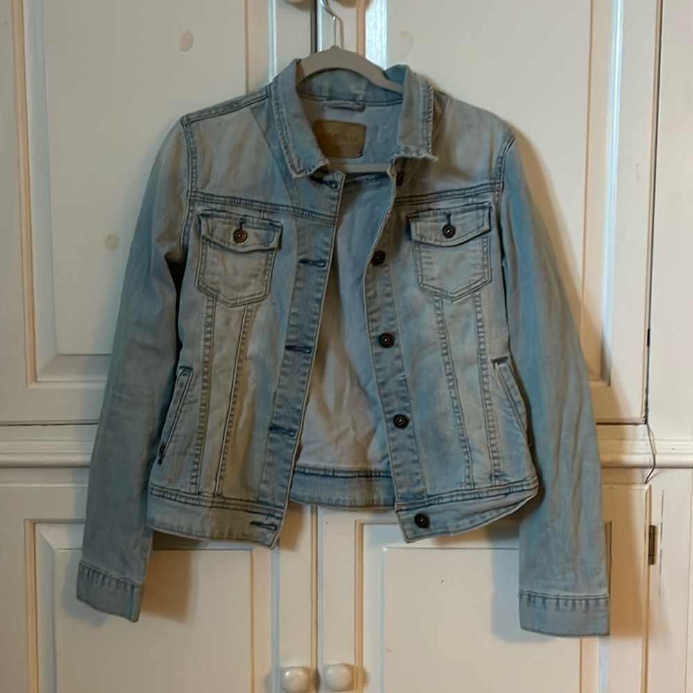 Amisu women’s light blue Jean jacket size 38 with front flap pockets